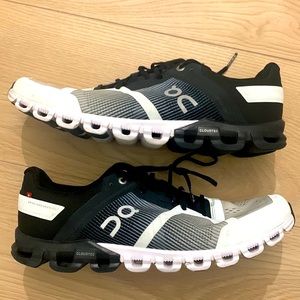 Men’s ON Running Shoes: Cloudflow size 9.5